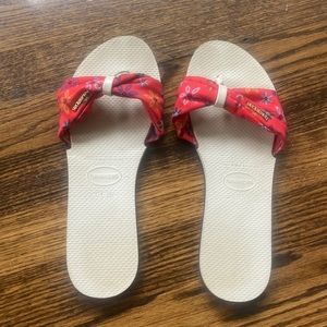 Super cute havaianas sandals! Like new!